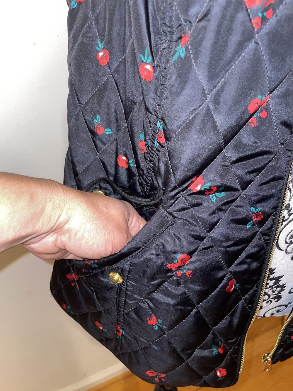 Charter Club Black & Red Floral Quilted Puffer Vest Size Large Like New - Picture 7 of 11